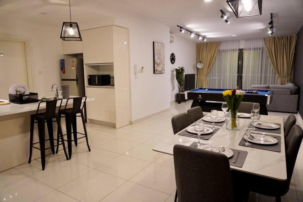 Teega Modern 4br 12pax Pooltable By Our Apartment *